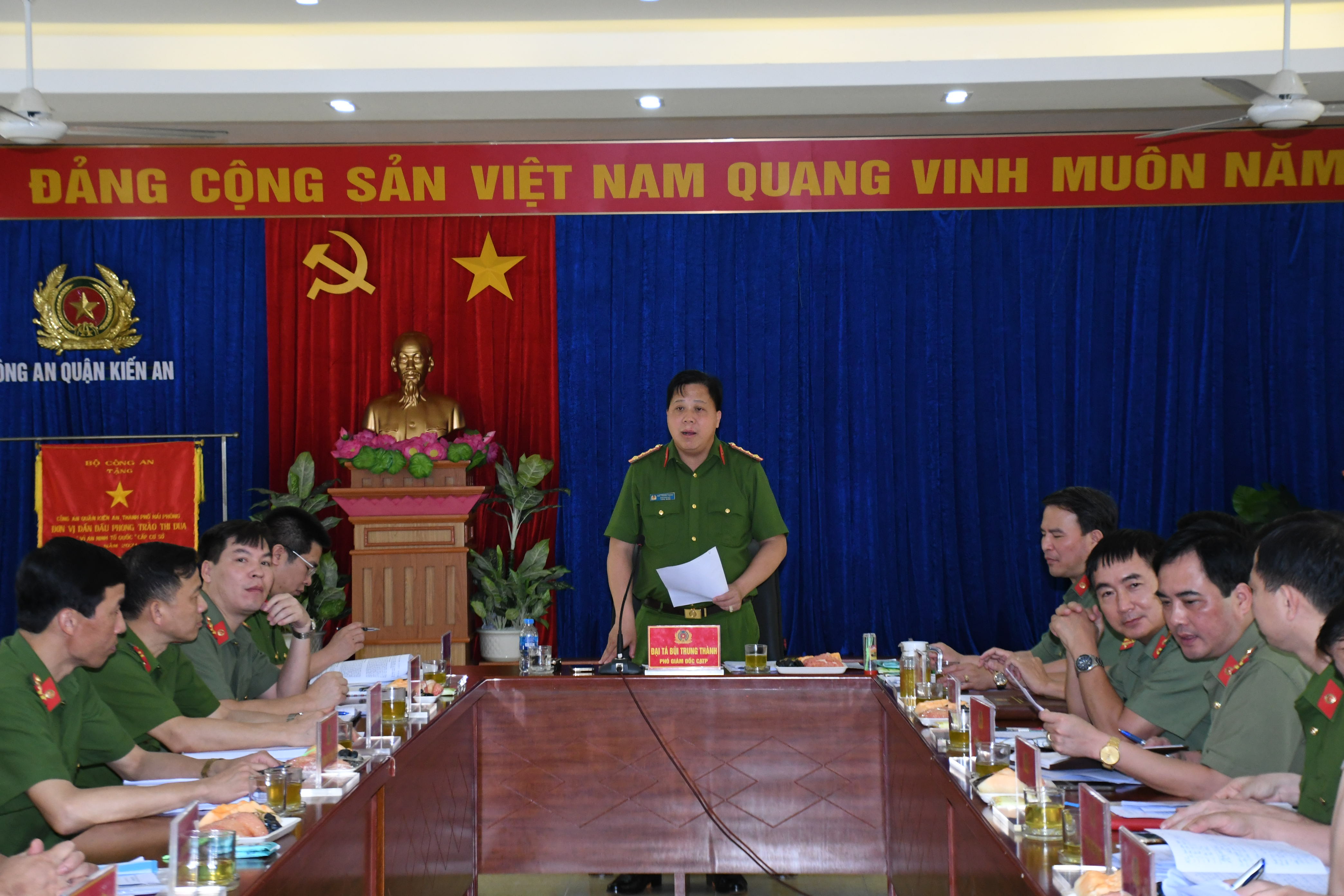 Đại tá Bùi Trung Thành - Phó Giám đốc CATP kiểm tra công tác 6 tháng CAQ Kiến An